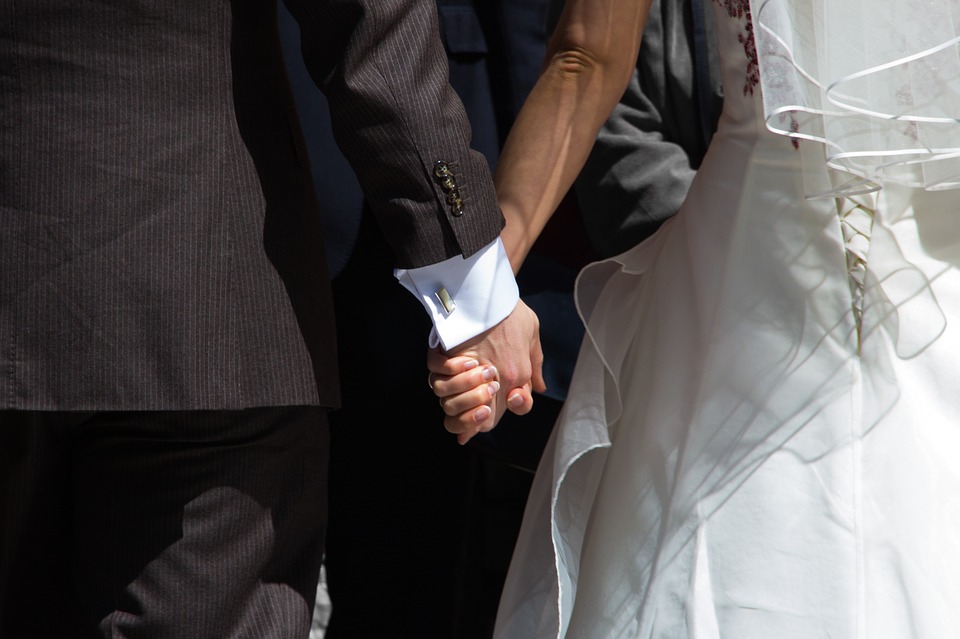 Bruidspaar hand in hand